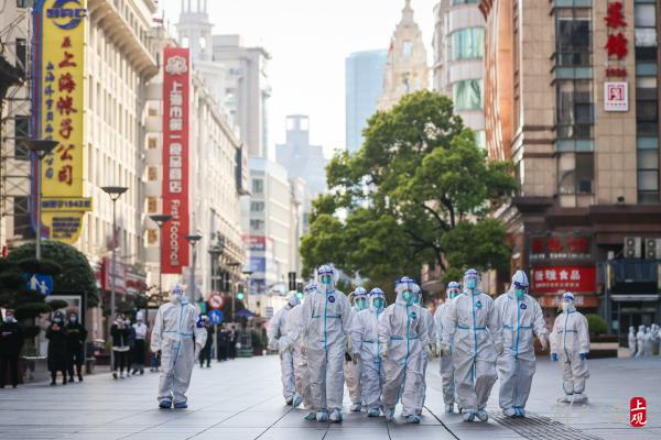 今晨上海全市范围开展核酸检测，南京路步行街采样现场有序排队