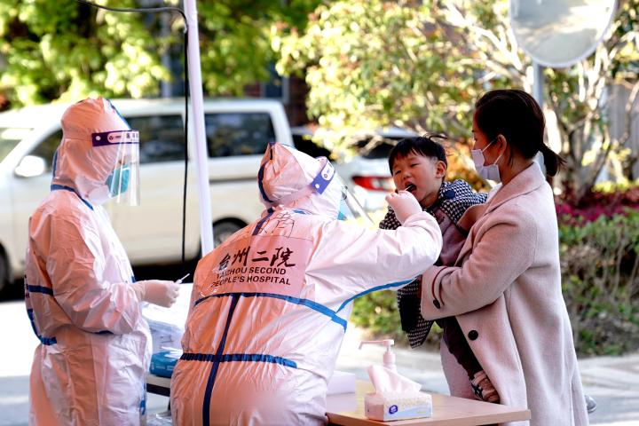 新华全媒+丨直击上海最大规模核酸检测：决战在每条街巷