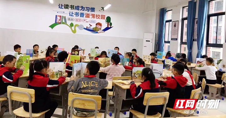 永定區(qū)大庸小學(xué)用書香滿校園助力“雙減”(圖1) 永定區(qū)大庸小學(xué)用書香滿校園助力“雙減”(圖1)
