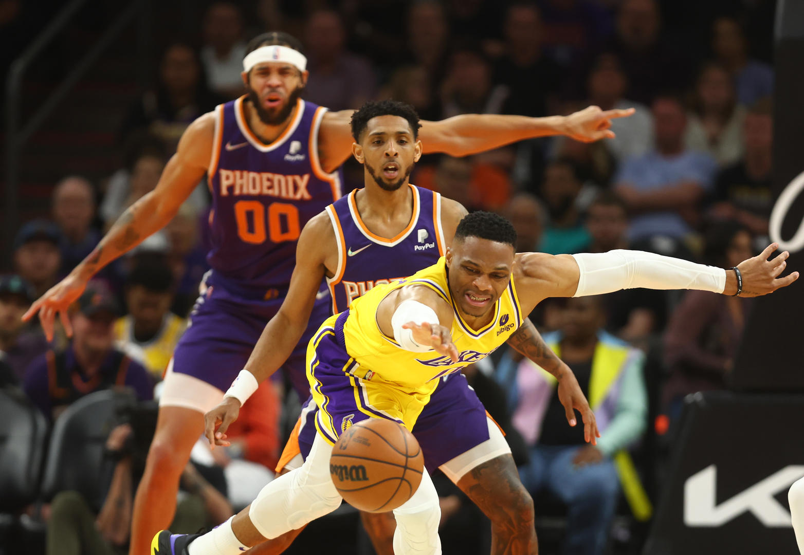 主将全歇湖人客场失利（耻辱出局！詹姆斯因伤休战，湖人不敌太阳正式无缘季后赛）-趣拿体育