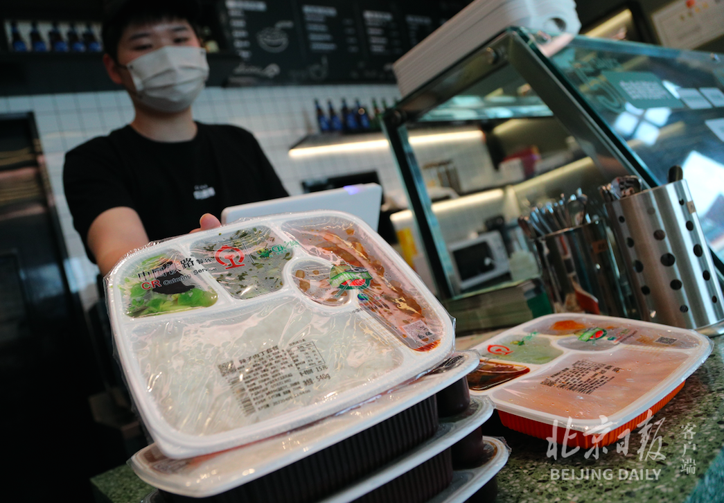 在车厢里喝扳道茶、品轻食，来前门打卡京城首家铁路文创餐厅