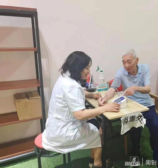 驻守药店十天十夜,她正在经历“一个人的马拉松”