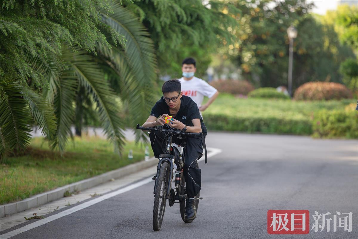 12秒37！武汉高校学子有望打破骑单车还原三阶魔方吉尼斯世界纪录