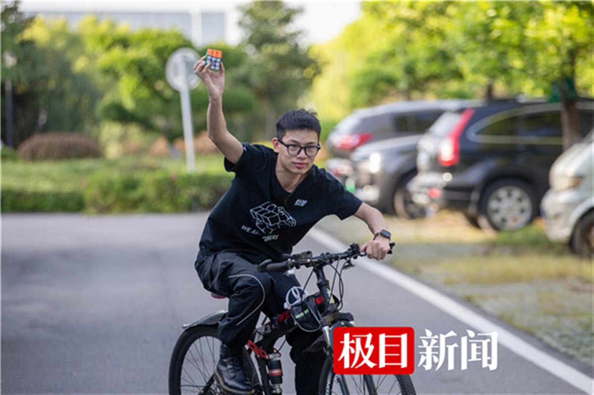 12秒37！武汉高校学子有望打破骑单车还原三阶魔方吉尼斯世界纪录