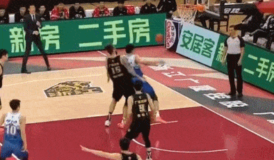 cba主隊替補席在哪一邊（上海男籃擊敗深圳晉級四強，CBA場邊廣告牌再次砸傷球員）