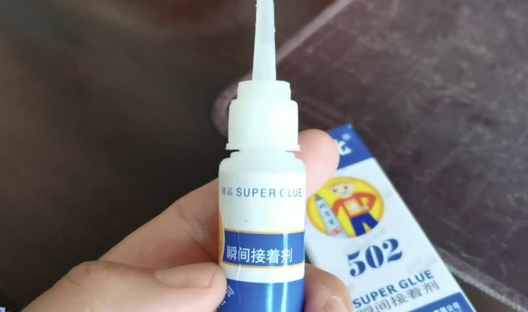 502礁水能粘乒乓球拍嗎（8歲男孩眼睛濺入502膠水，媽媽一番操作粘得更緊了）