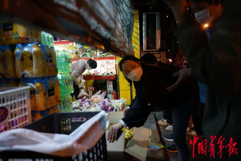 疫情下的上海夜晚：骑手等待抢单 密接者连夜跨省隔离