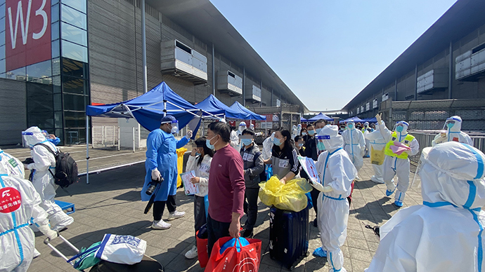 上海新国博亲子舱首批39名孩童出院，还收到了乐高等玩具