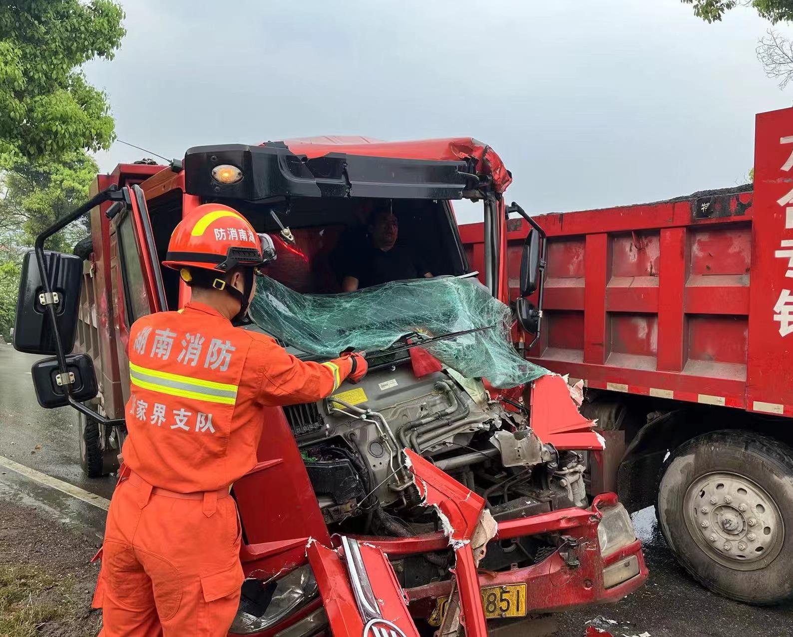 货车司机被困驾驶座，张家界永定消防紧急救援 液压汇 8627