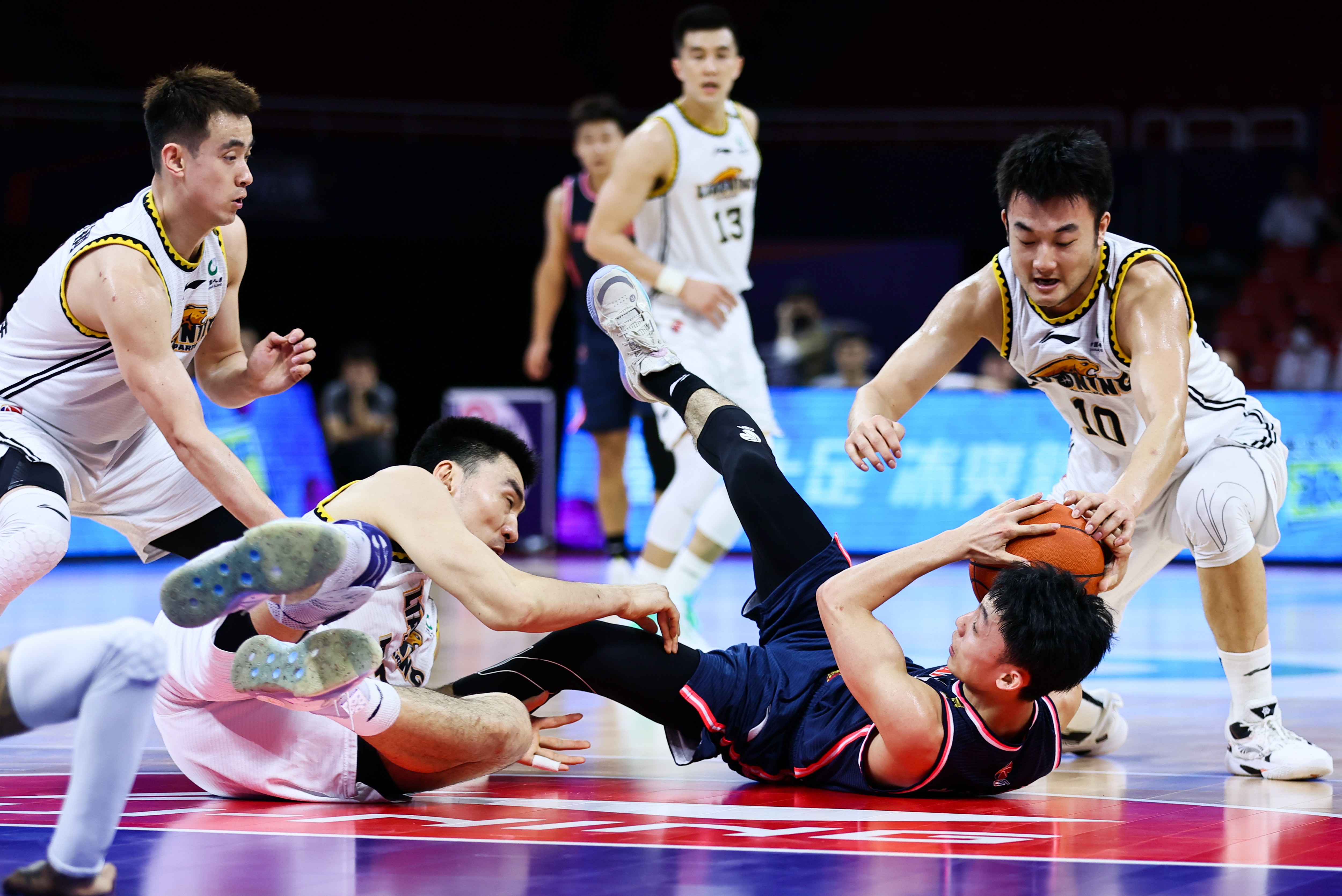 辽宁男篮拿下CBA半决赛首局，广东队半场24分创最差纪录