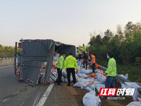 益阳：货车爆胎货物侧翻 高速救援队伍紧急出动