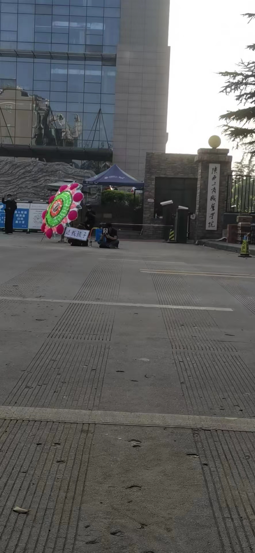 ����һ19��ѧ���ٳ�����������ƺ�����������ҽԺ��Ͻ��Ϊ������ͣ