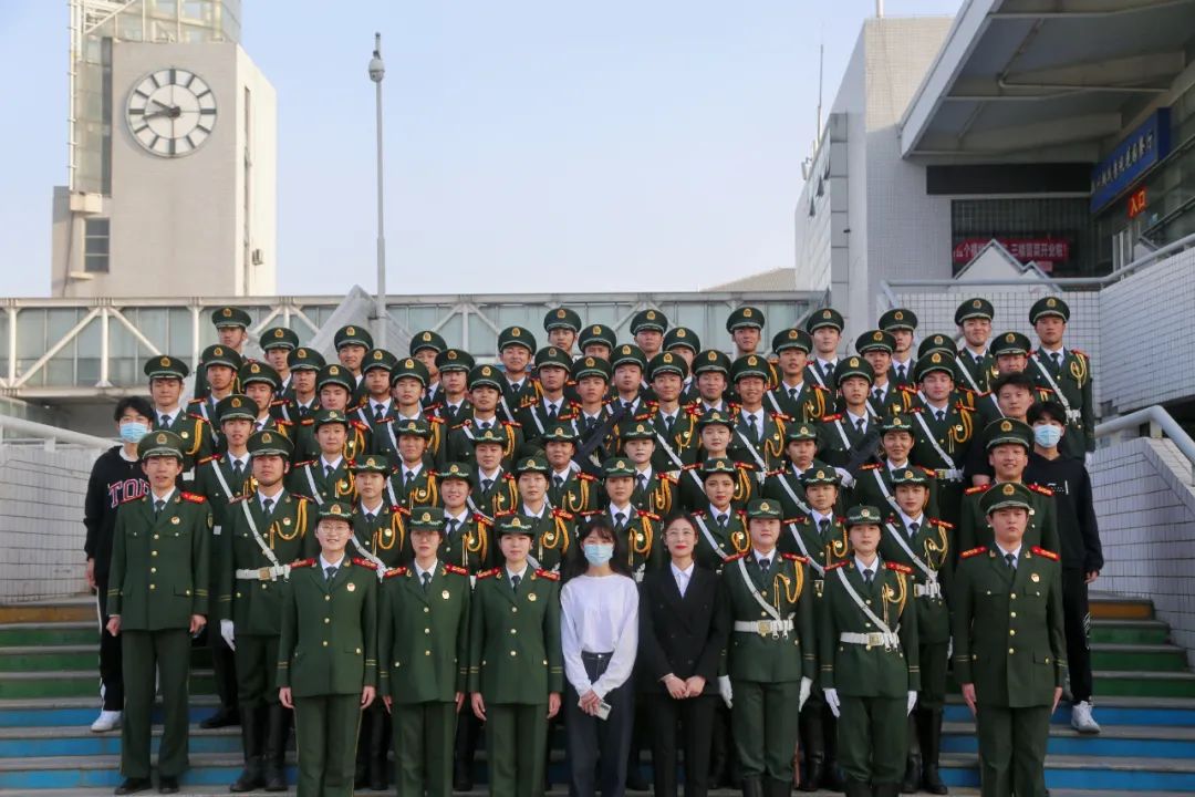 真美！真飒！他们，是华水护卫队！