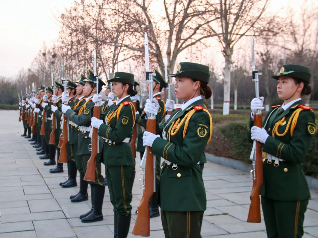 真美！真飒！他们，是华水护卫队！