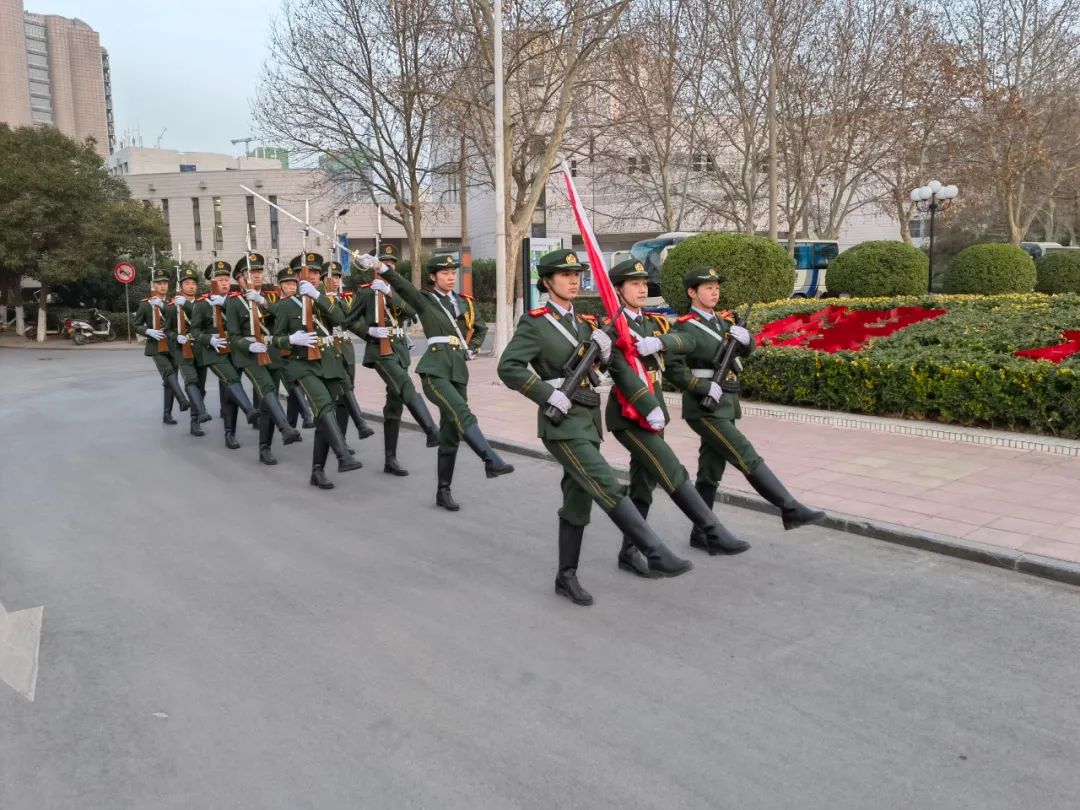 真美！真飒！他们，是华水护卫队！