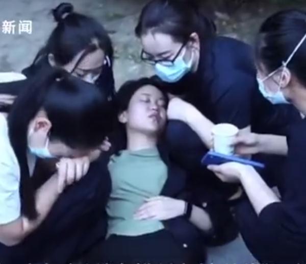女警晕倒在抗疫一线,醒来后第一句话让人破防了