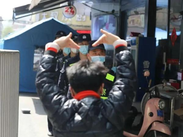 女警晕倒在抗疫一线,醒来后第一句话让人破防了