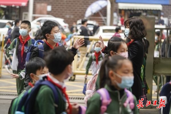 �»��籨������&ldquo;ΤУ����ѧ����700�����&rdquo;���������֣���������д��ÿһ��