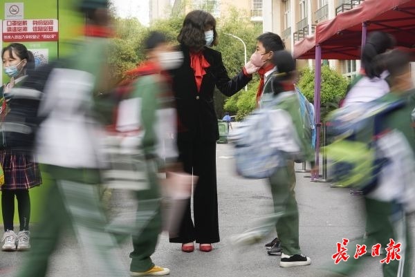 �»��籨������&ldquo;ΤУ����ѧ����700�����&rdquo;���������֣���������д��ÿһ��