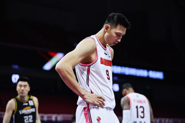 易建联在cba为什么是外援（岁月带走了易建联的统治力，这位精神领袖从不拒绝责任和担当）-趣拿体育