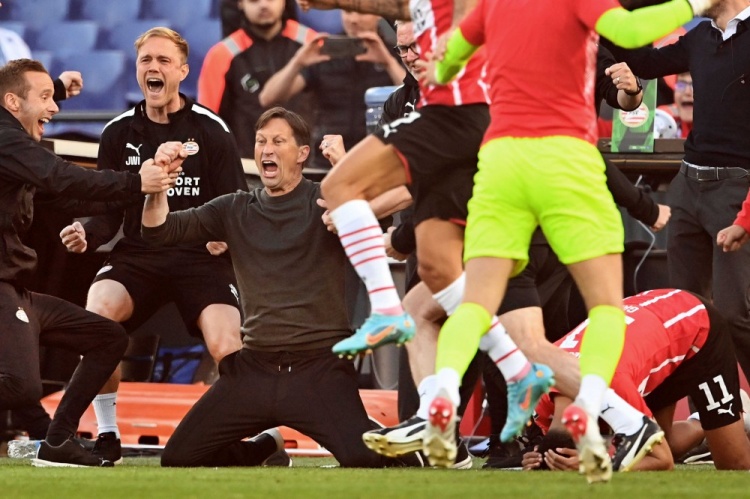 国安时隔15年再夺足协杯（施密特继2018年率国安足协杯夺冠后，再度率队获得本土杯赛冠军）