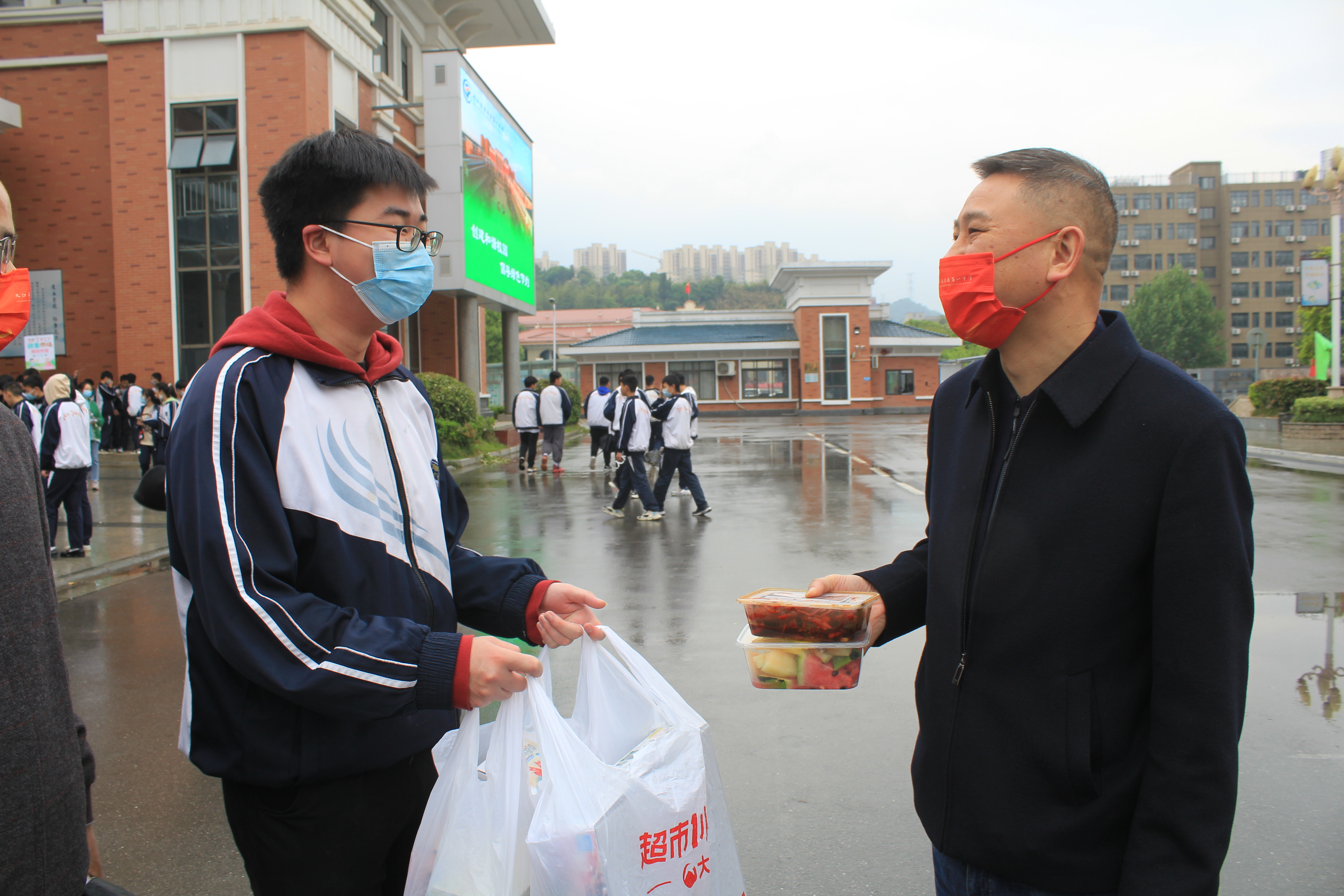 快乐跳蚤 精彩无限——濂溪区一中举办第二届“跳蚤市场”活动