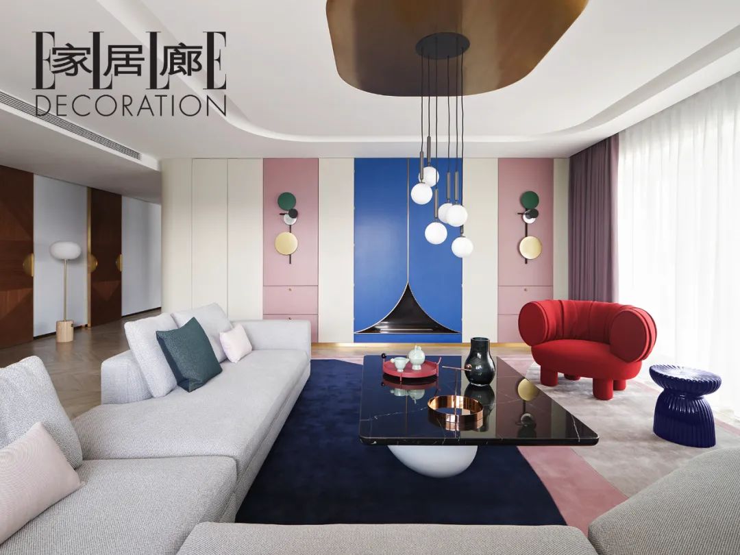 黄浦江畔的家：粉与克莱因蓝的二重奏