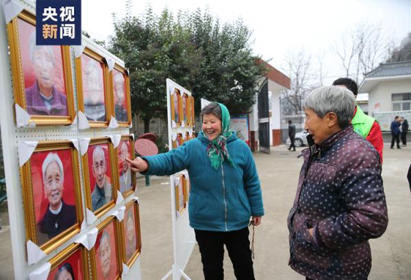 她免费为2000多位老人拍照片，背后故事太动人