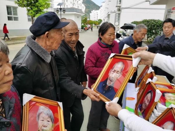 她为2000多位农村老人拍下最美照片，免费的