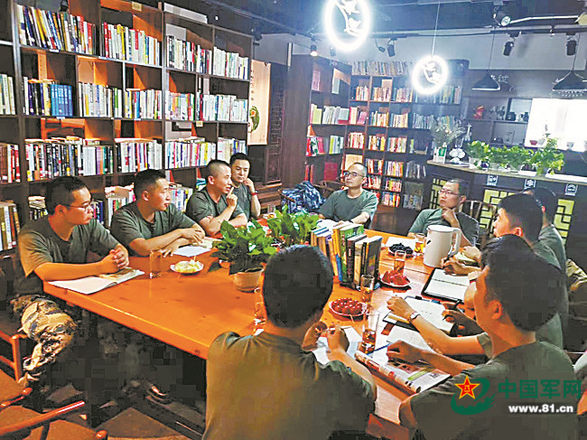 人踢足球怎么畫簡筆畫（“世界讀書日”特別策劃丨一位空軍上校和他身后的書墻）