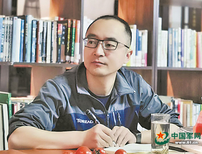 人踢足球怎么畫簡筆畫（“世界讀書日”特別策劃丨一位空軍上校和他身后的書墻）