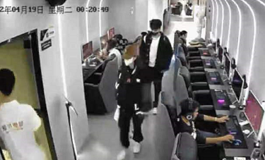 Angelababy离婚后首爆恋情?疑似与林一网吧同框!网吧老板急回应