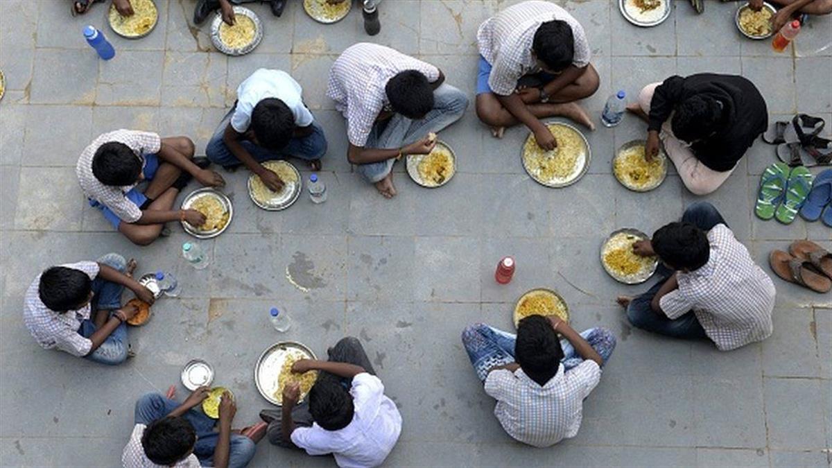 印度学校因疫情时隔两年才开学，数百万挨饿儿童终于能吃饱饭
