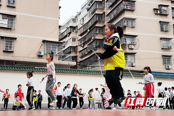 荷塘区星光小学：七彩绽放 出“绳”入化(图2)