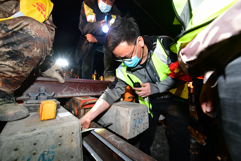 插铺零误差，京唐铁路百余米道岔并入京哈线，向全面竣工冲刺