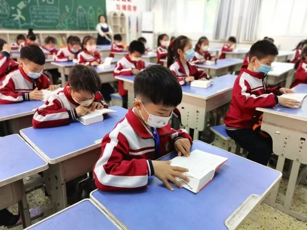 鶴壁市明志小學(xué)開展“世界讀書日”系列閱讀活動(dòng)(圖1) 鶴壁市明志小學(xué)開展“世界讀書日”系列閱讀活動(dòng)(圖1)