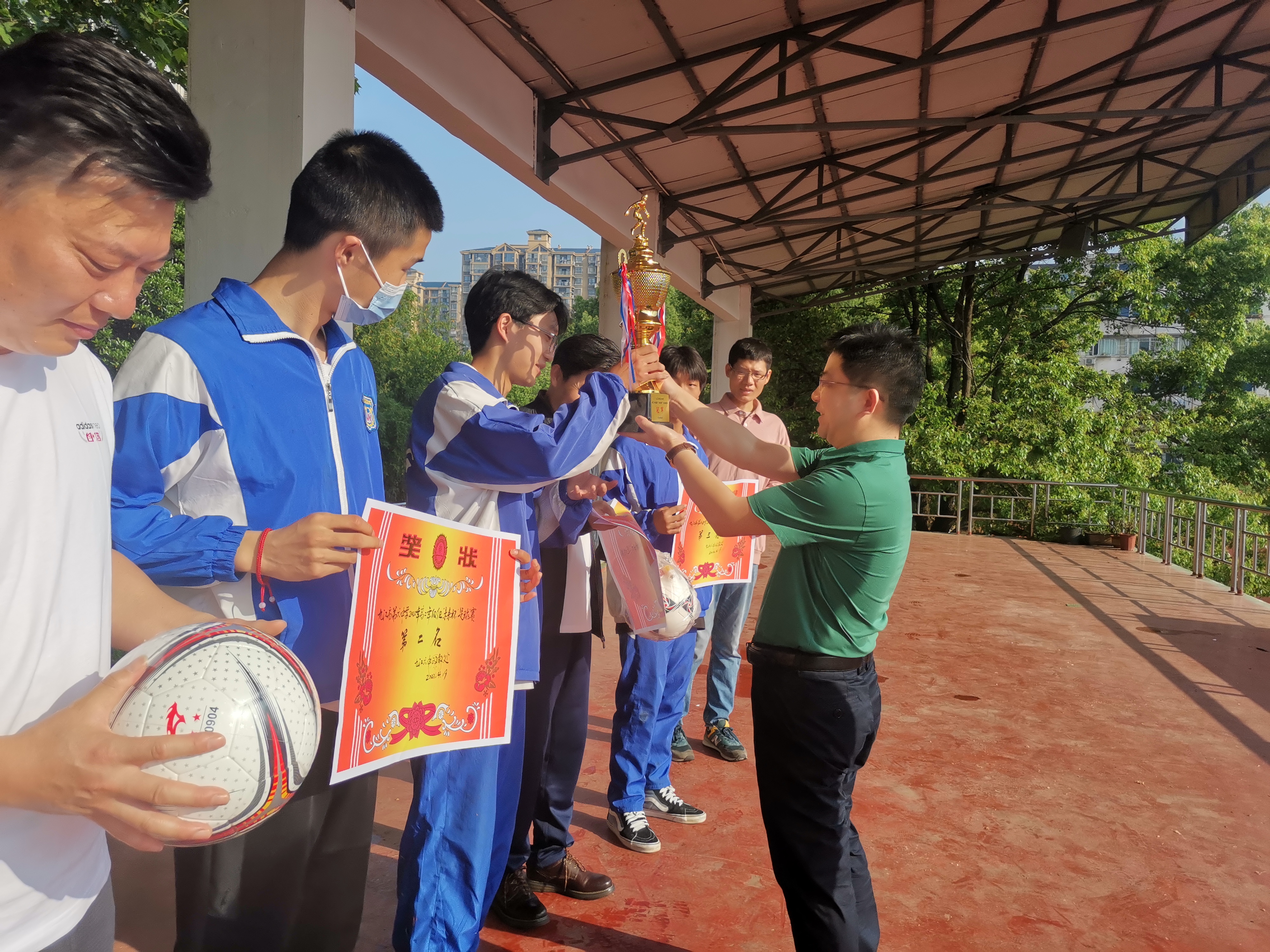 6月份有什么足球赛(绿茵点亮梦想 激情挥洒青春——九江市第六中学开展2022年“未来杯”足球赛)