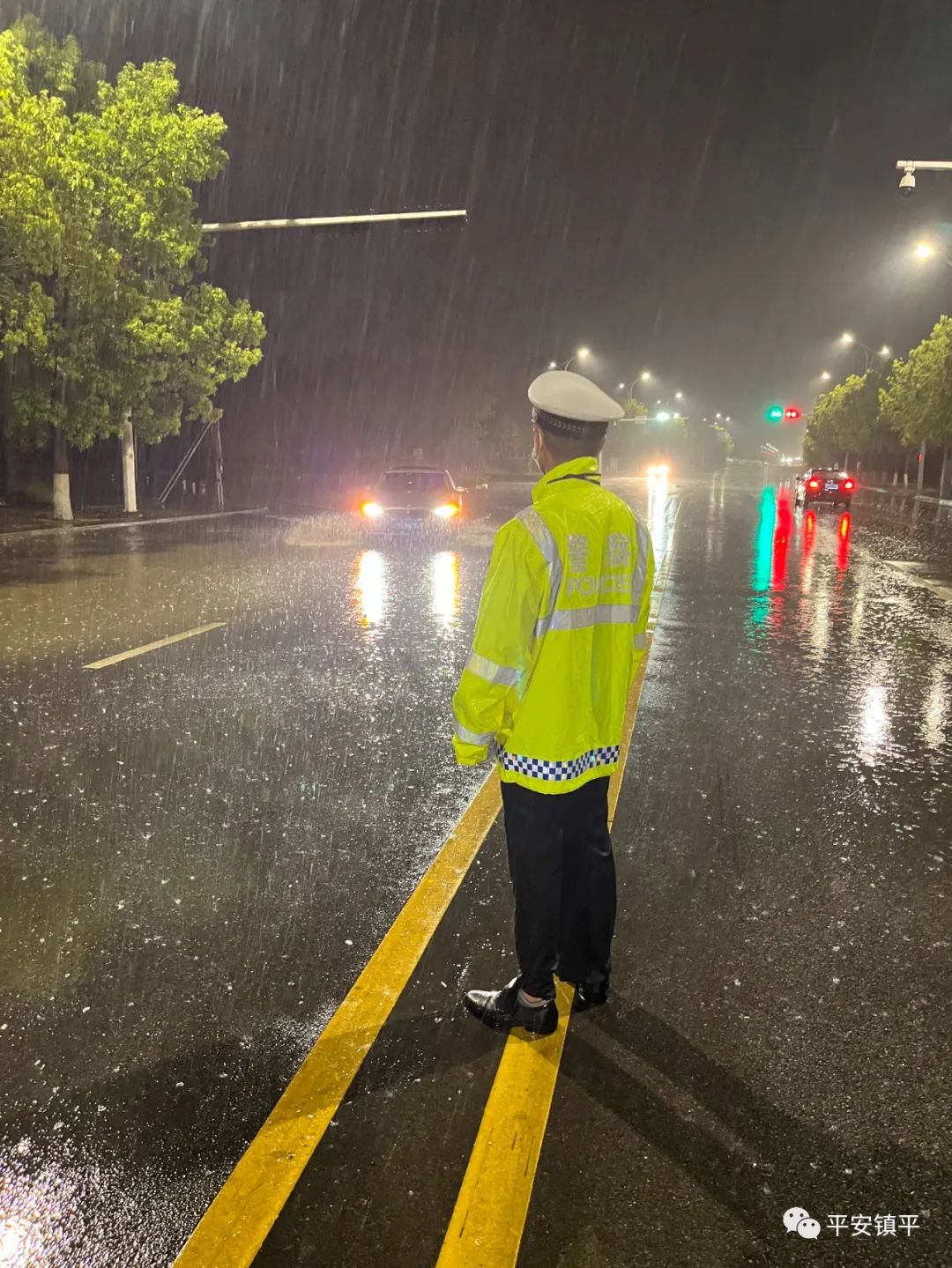 雨夜执勤 镇平交警守护道路安全