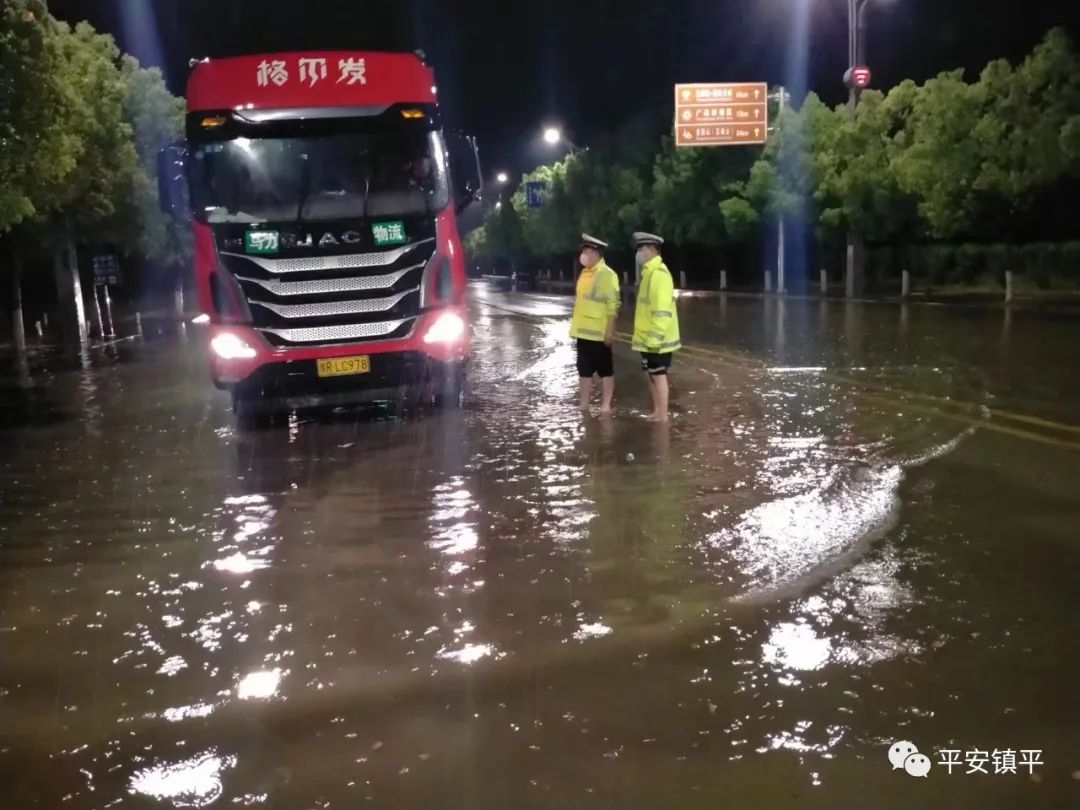 雨夜执勤 镇平交警守护道路安全