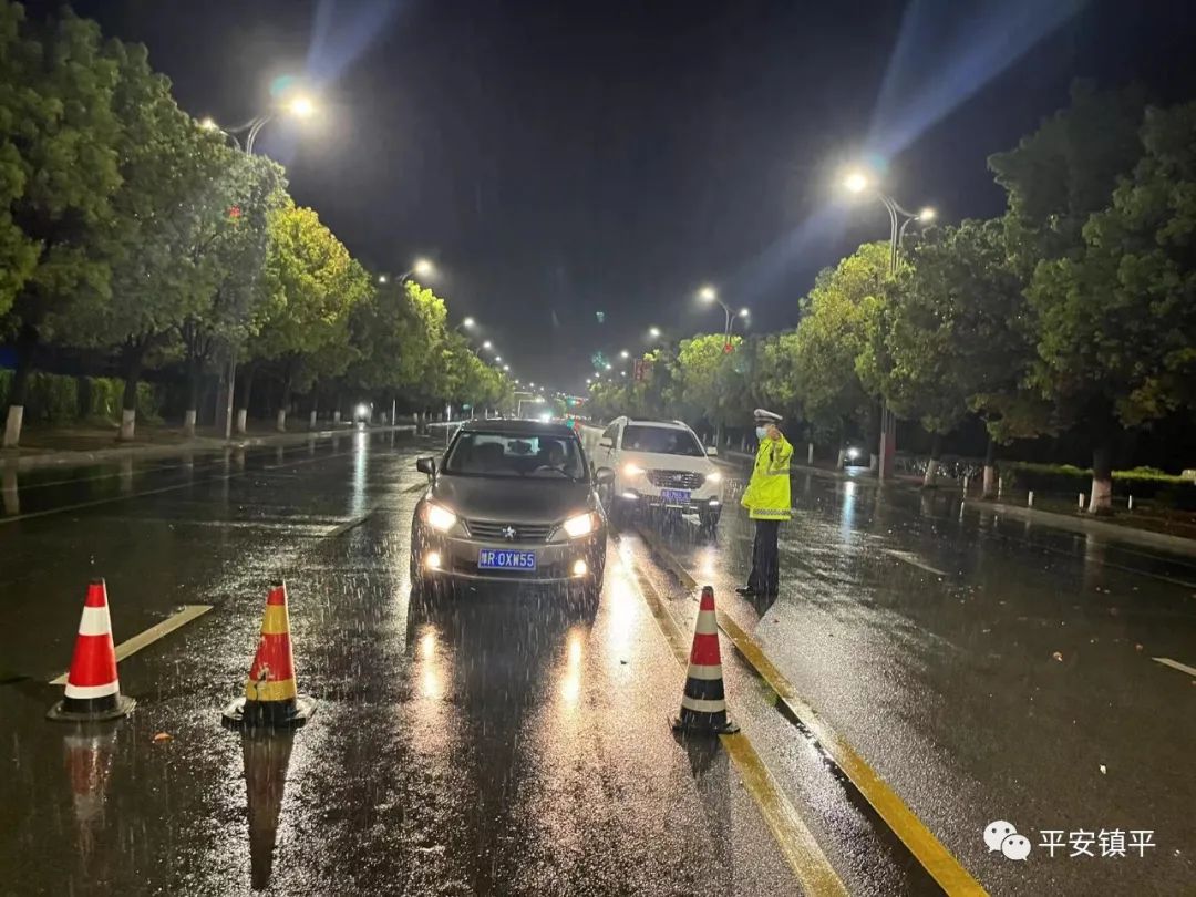 雨夜执勤 镇平交警守护道路安全