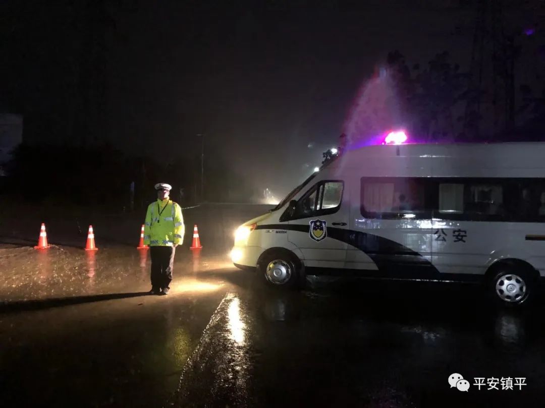 雨夜执勤 镇平交警守护道路安全