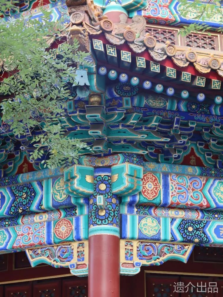 的主要线条及龙凤,宝珠等图案都要沥粉贴金▼故宫古建木构件彩画图源
