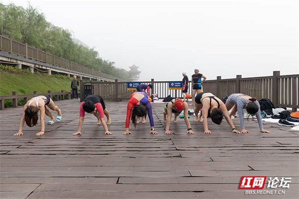 你身边会游泳的人多吗（清水出芙蓉，桃源江边这群训练有素的美女泳队很养眼）