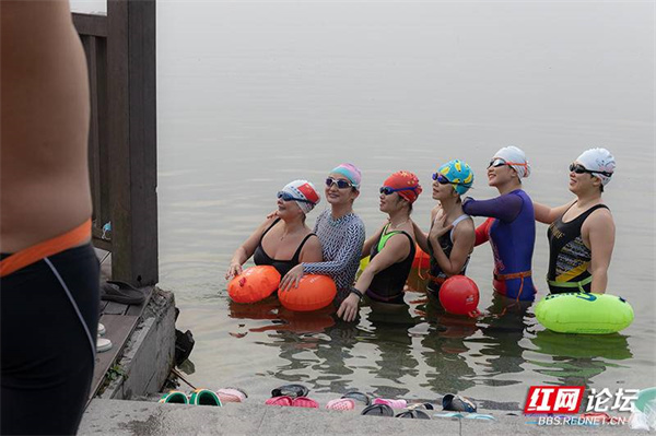 你身边会游泳的人多吗（清水出芙蓉，桃源江边这群训练有素的美女泳队很养眼）