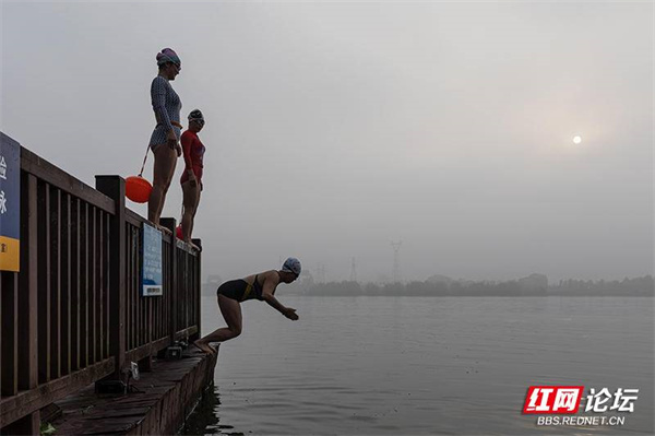 你身边会游泳的人多吗（清水出芙蓉，桃源江边这群训练有素的美女泳队很养眼）