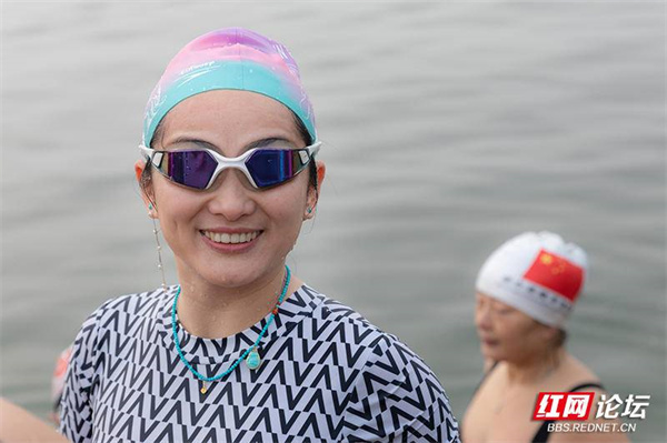 你身边会游泳的人多吗（清水出芙蓉，桃源江边这群训练有素的美女泳队很养眼）