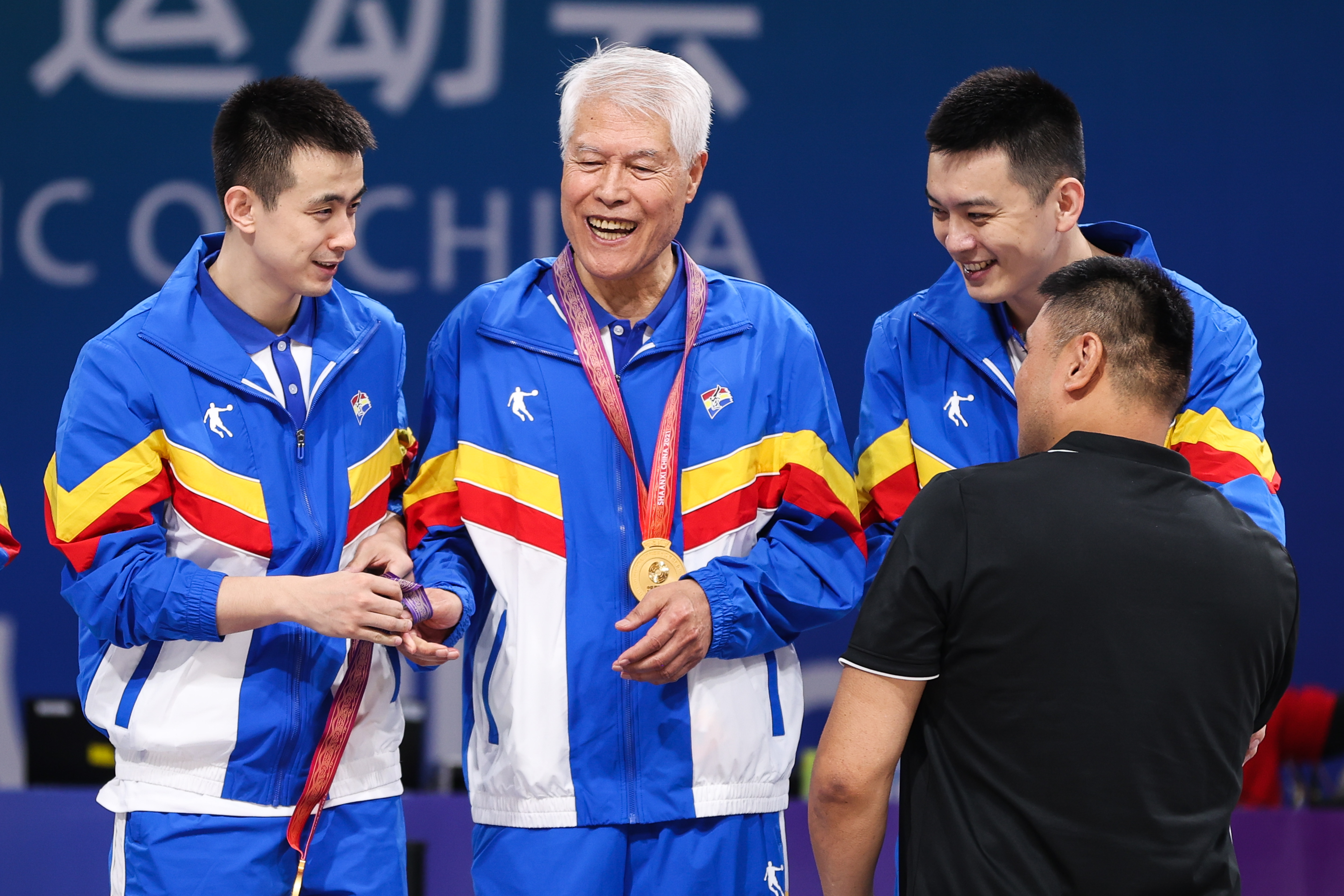 2019年cba冠军(深一度｜白发苍苍的蒋兴权举起冠军王鼎，弟子杨鸣谢师报恩)