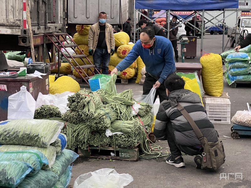 记者探访首都“菜篮子”新发地市场 了解最新物资供应情况