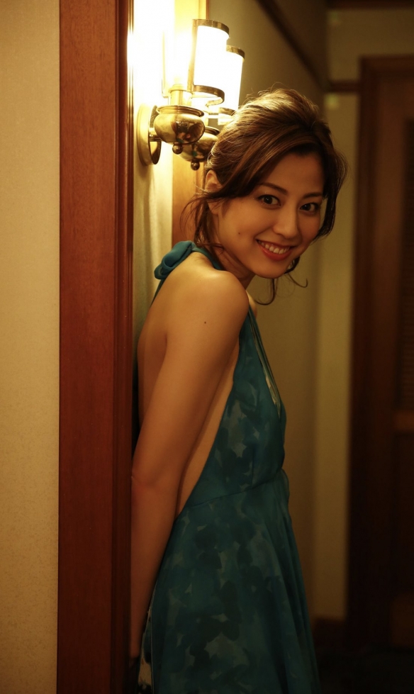 杉本有美轻撩纱衣,佳人长褪头灯引人燥热美图集