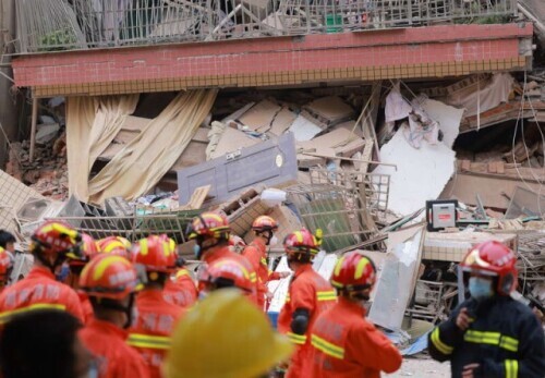 长沙一栋6层楼房突发倒塌，救援正紧张进行